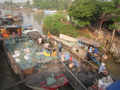 Kỳ lạ chợ bán tro rơm Trà Thôn